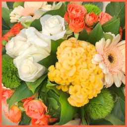 Bouquet rond à dominante de fleurs jaune orange