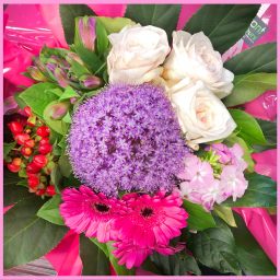 Bouquet rond à dominante de fleurs mauve et violet