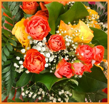 Bouquet rond de jaune orange, gypsophile et feuillage